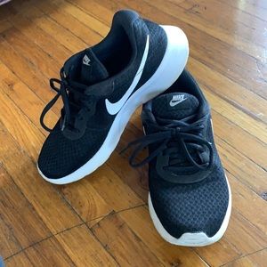 Nike women’s tennis shoes